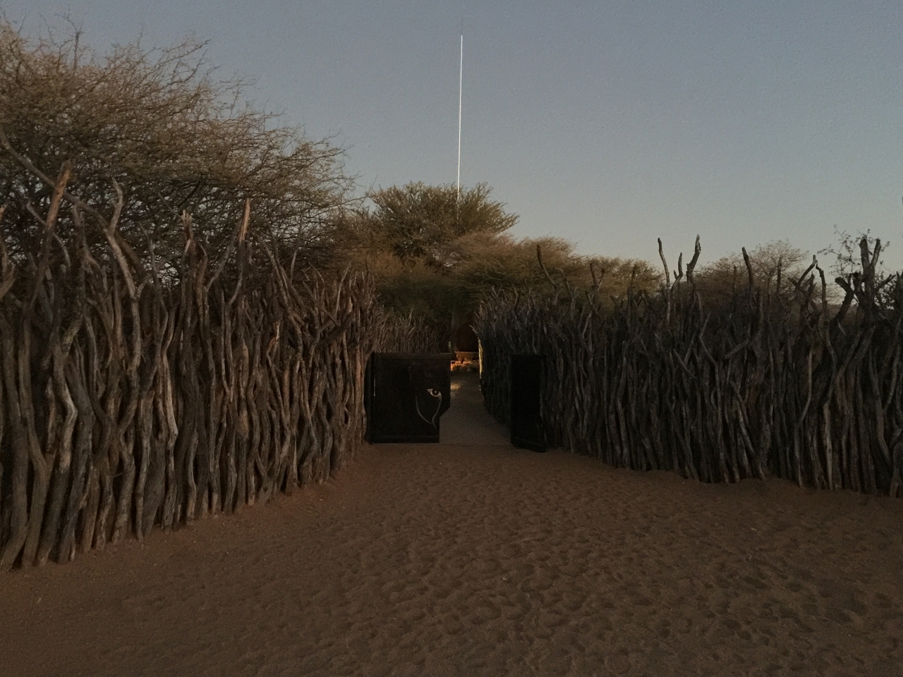 [9566] 2016_06_23_17_45_41_Africa_iPhone_6_Plus_IMG_3551_06777.jpg